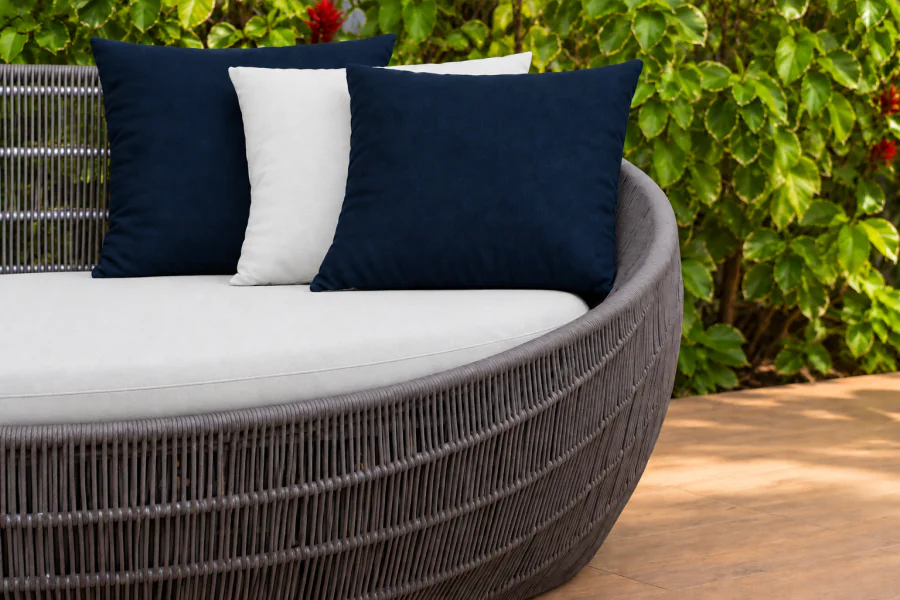 Detalhe da Chaise Área Externa Cassis com trama em corda naval Cinza, estrutura Chumbo e almofadas em tecido Solares Azul e Branco.