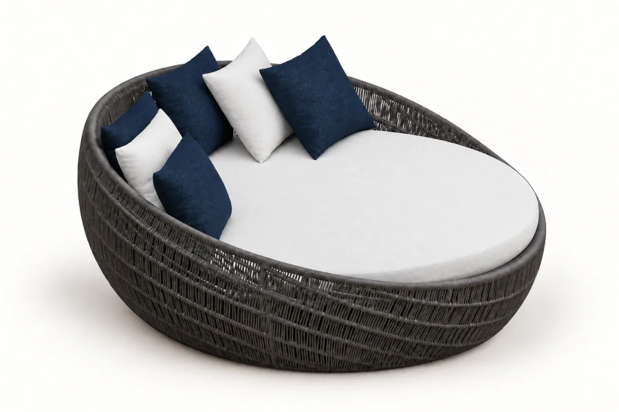 Chaise Área Externa Cassis oval com estrutura em alumínio Chumbo, corda naval Cinza, assento Solares Branco e seis almofadas azuis e brancas.