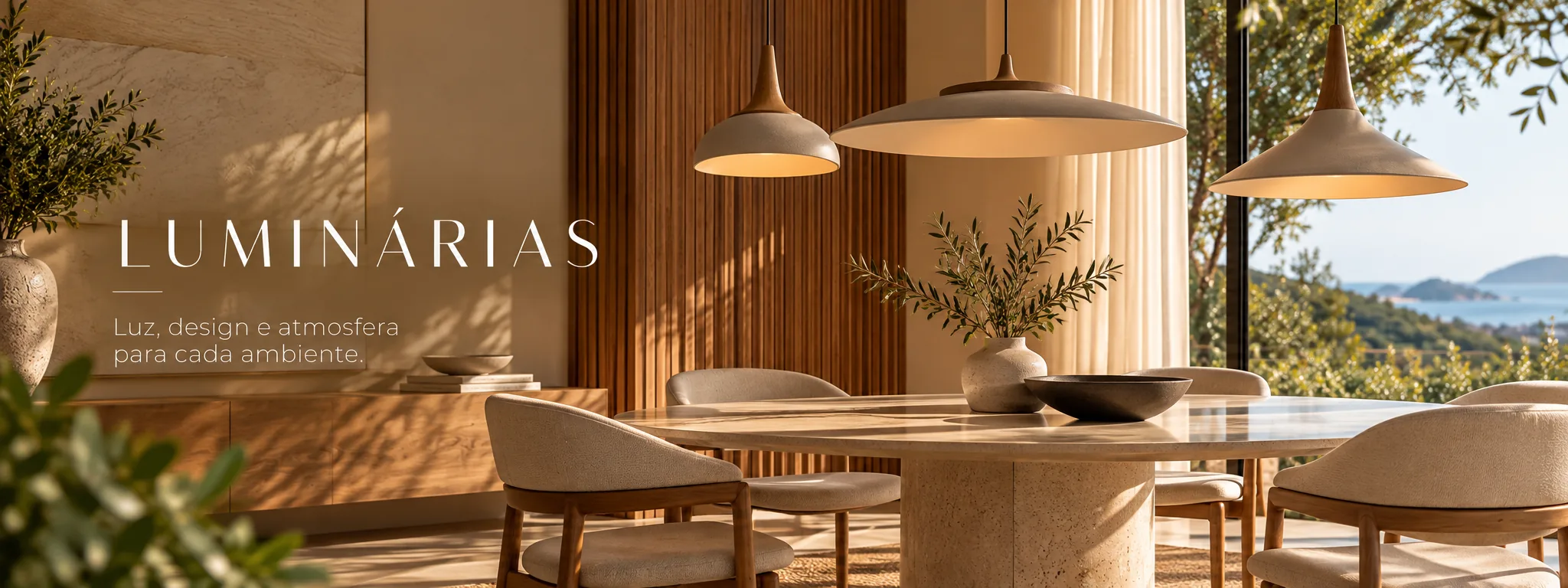 Banner Luminárias LIV Decora: pendentes sobre mesa de jantar em ambiente com madeira natural e vista para as montanhas
