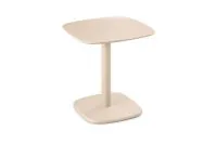 Mesa Lateral Área Externa Renz em alumínio Bege Fosco, com tampo quadrado de cantos arredondados, coluna central e base minimalista.
