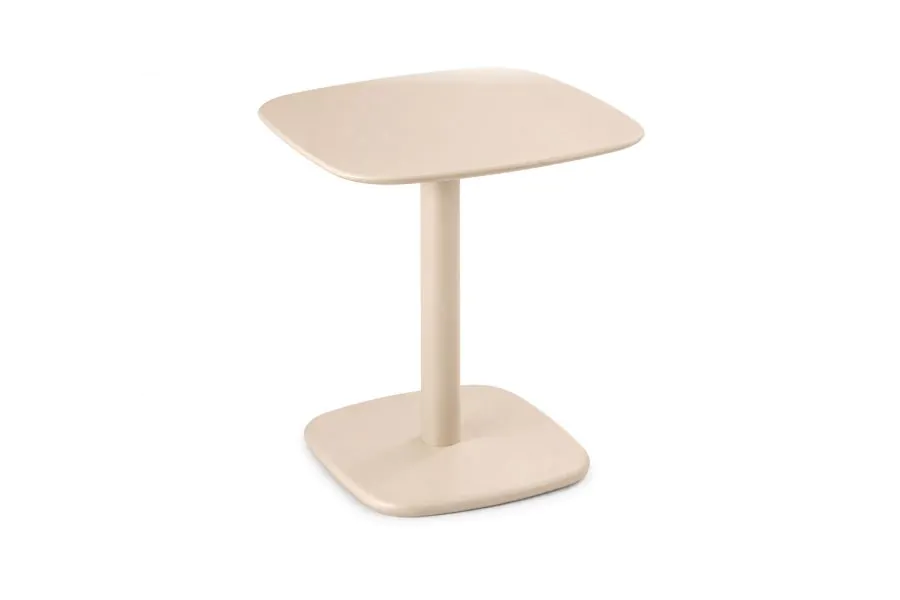 Mesa Lateral Área Externa Renz em alumínio Bege Fosco, com tampo quadrado de cantos arredondados, coluna central e base minimalista.