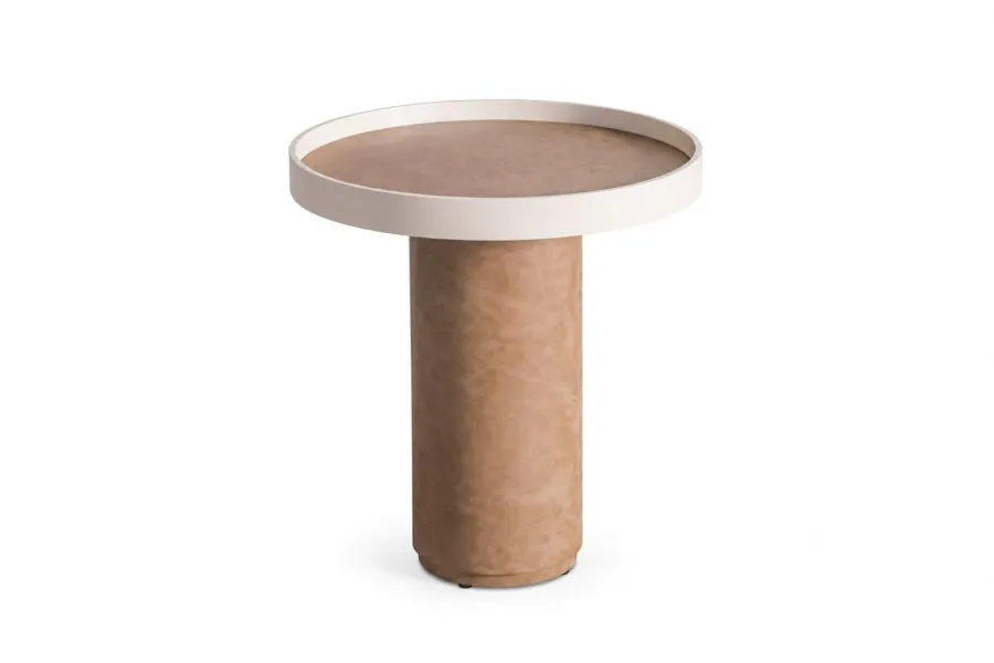 Mesa Lateral Yuna Couro com base cilíndrica revestida em couro sintético Caramelo e tampo redondo estilo bandeja, com moldura laqueada Porcelana, sobre fundo branco.