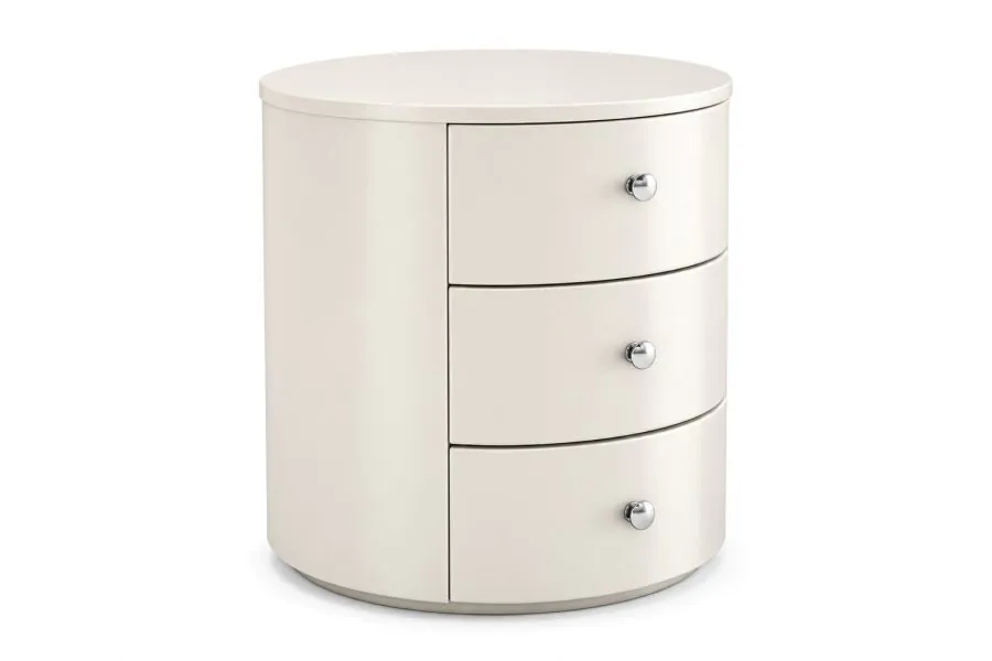 Mesa de Cabeceira Katy Mesa de Cabeceira Katy redonda em laca Off White com três gavetas e puxadores cromados.