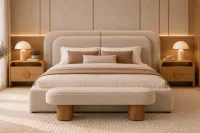 Quarto contemporâneo com duas Mesas de Cabeceira Orgânica Elara em Carvalho Real, laterais curvas, duas gavetas, puxador circular e nicho aberto, posicionadas uma de cada lado da cama estofada bege, com banco aos pés e decoração sofisticada em tons neutros.
