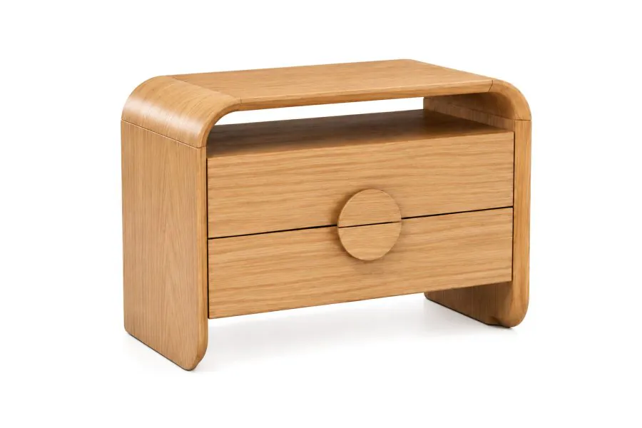 Mesa de Cabeceira Orgânica Elara Mesa de Cabeceira Orgânica Elara em Carvalho Real, foto de estúdio em ângulo, com laterais curvas, nicho superior aberto e duas gavetas com puxador circular