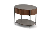 Mesa de Cabeceira Oval Olivar com gaveta em madeira Nogueira, tampo e prateleira inferior em recouro Cinza e estrutura metálica Grafite.