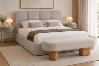 Quarto de casal contemporâneo com duas Mesas de Cabeceira Redondas Avila em Laca Cinza Cromo Fosco, estrutura metálica Champagne Metalizado com travessas cruzadas, posicionadas ao lado de cama estofada cinza-claro, com recamier aos pés e decoração sofisticada em tons neutros.