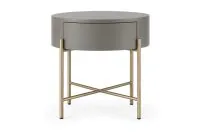 Mesa de Cabeceira Redonda Avila com corpo e gaveta em Laca Cinza Cromo Fosco, base metálica Champagne Metalizado e estrutura cruzada, sobre fundo branco.
