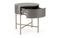 Mesa de Cabeceira Redonda Avila com gaveta aberta em Laca Cinza Cromo Fosco, base Champagne Metalizado e estrutura cruzada, sobre fundo branco.