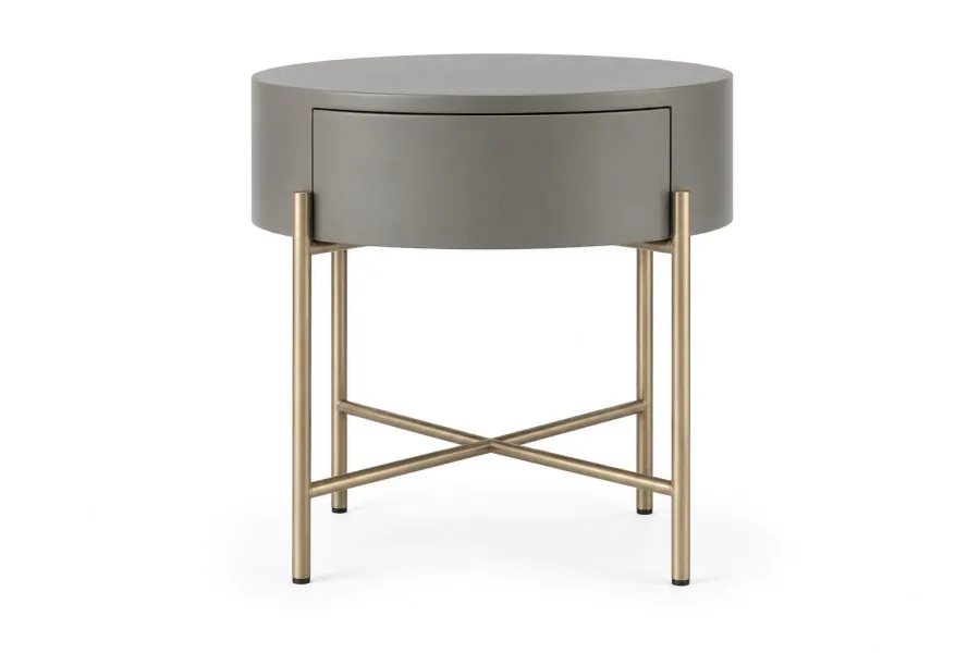 Mesa de Cabeceira Redonda Avila com corpo e gaveta em Laca Cinza Cromo Fosco, base metálica Champagne Metalizado e estrutura cruzada, sobre fundo branco.