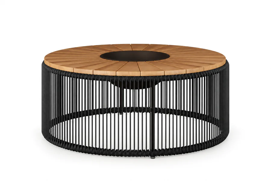 Mesa de Centro Redonda Área Externa Avola com estrutura em alumínio Preto Fosco, corda naval Preta, tampo ripado em madeira Freijó e champanheira central integrada, em fundo branco.