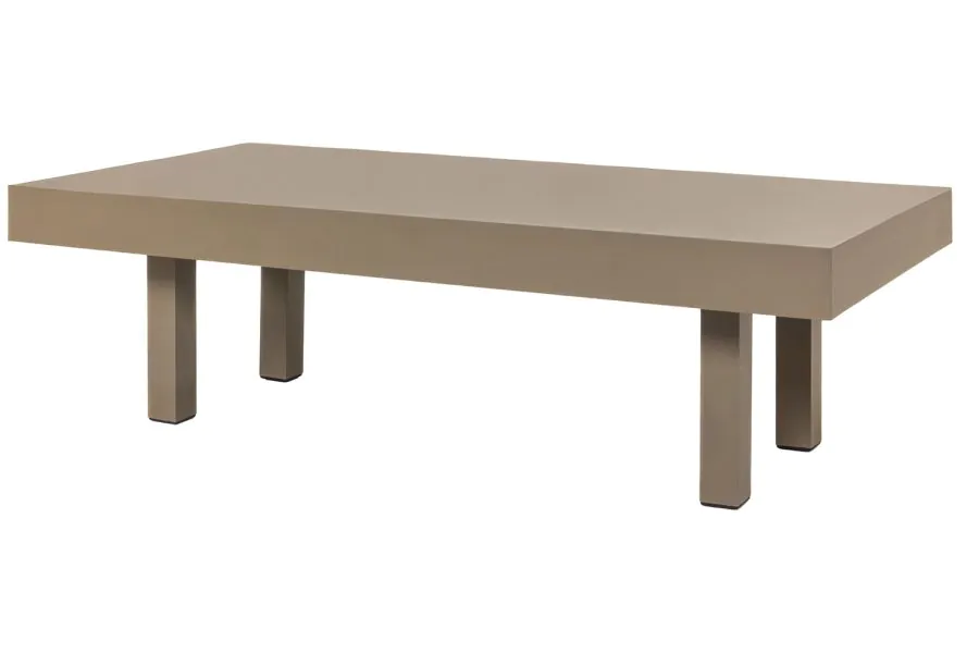 Mesa de Centro Retangular Área Externa Gaeta em alumínio Fendi Fosco, com tampo em chapa de alumínio e quatro pés retos, vista lateral em perspectiva sobre fundo branco.