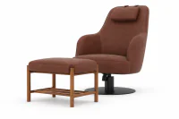 Poltrona Giratória Albany com Puff Albany em Couro Natural Whisky, base metálica Epóxi Preto e estrutura do puff em madeira Castanho de tonalidade quente e nuances douradas.