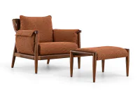Poltrona Amaris com puff em tecido texturizado Terracota, estrutura de madeira Mogno e design contemporâneo com inspiração retrô.