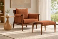 Poltrona Amaris em tecido texturizado Terracota, com estrutura de madeira Mogno e puff combinando, ambientada em sala de estar contemporânea com mesa lateral redonda de madeira, tapete claro e iluminação natural.