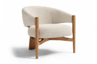 Poltrona Astéria de João Demele, com tecido tramado Off White Mesclado, estrutura em madeira maciça Champagne, encosto curvo e design contemporâneo.