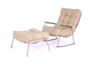 Poltrona Balanço Raika com Puff em Bouclé Creme, estrutura em aço carbono Champanhe Acetinado e braços em recouro, design contemporâneo.
