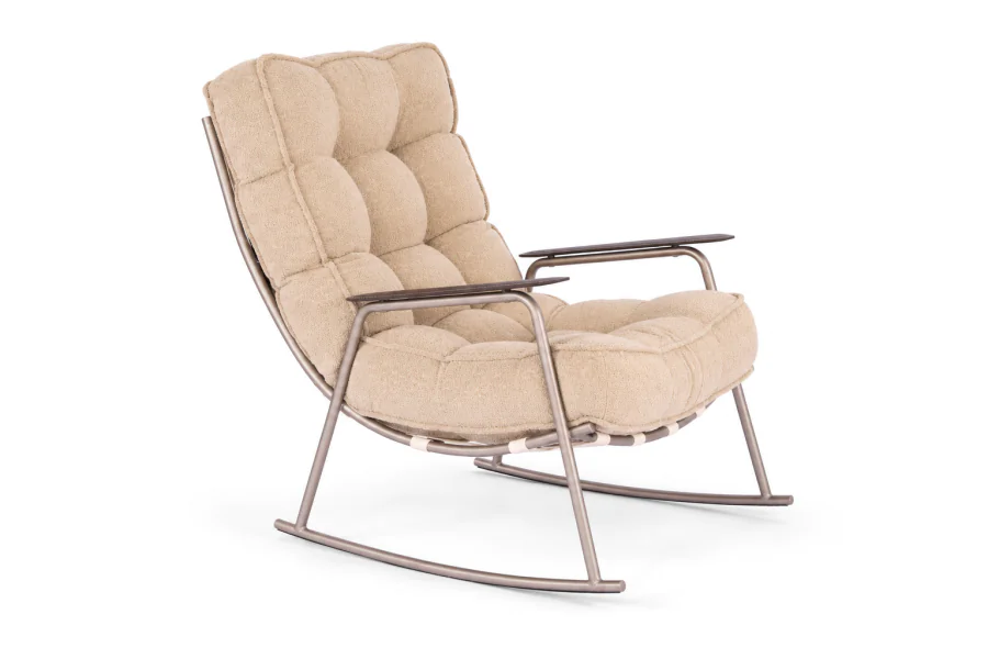 Poltrona Balanço Raika Poltrona Balanço Raika em Bouclé Creme, vista frontal em perspectiva, com assento acolchoado, braços em recouro e estrutura Champanhe Acetinado.