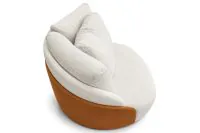 Poltrona Mardigrass vista de cima, com curvas orgânicas, assento arredondado, almofadas em Bouclé Off White e e acabamento externo em Couro Sintético Caramelo.