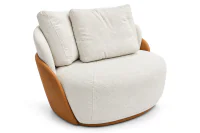 Poltrona Mardigrass em Bouclé Off White e Couro Sintético Caramelo, com design orgânico, braços arredondados e almofadas de encosto, vista lateral em perspectiva sobre fundo branco.