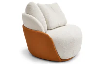 Poltrona Mardigrass assinada por Theo Egami, com design orgânico, revestimento em Bouclé Off White e acabamento externo em Couro Sintético Caramelo, vista lateral em perspectiva sobre fundo branco.