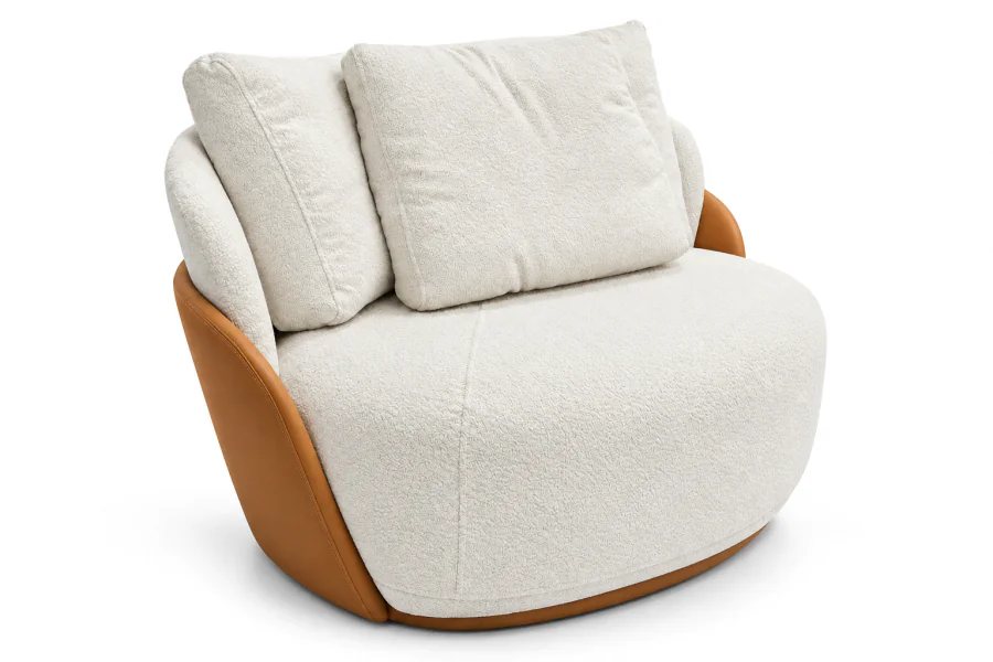 Poltrona Mardigrass em Bouclé Off White e Couro Sintético Caramelo, com design orgânico, braços arredondados e almofadas de encosto, vista lateral em perspectiva sobre fundo branco.
