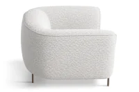 Poltrona Quadrada Brera de Mariana Prestes, vista lateral, revestida em Bouclé Branco texturizado, com formas arredondadas e base metálica Champanhe.