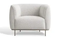 Poltrona Quadrada Brera de Mariana Prestes, vista frontal, com assento amplo, encosto curvo, revestimento Bouclé Branco e base Champanhe.