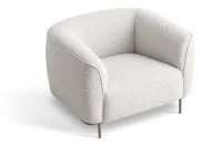 Poltrona Quadrada Brera em Bouclé Branco, vista diagonal, com braços arredondados, encosto envolvente e pés metálicos Champanhe.