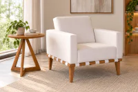 Poltrona Quadrada Vereda em tecido Off White texturizado, com estrutura de madeira Carvalho, braços retos e base com detalhes alternados, ambientada em sala de estar contemporânea ao lado de mesa lateral redonda de madeira.
