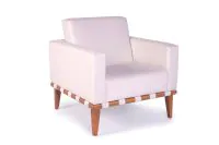 Poltrona Quadrada Vereda com tecido texturizado Off White, braços retos, encosto inclinado e base em madeira de eucalipto tingida Carvalho.