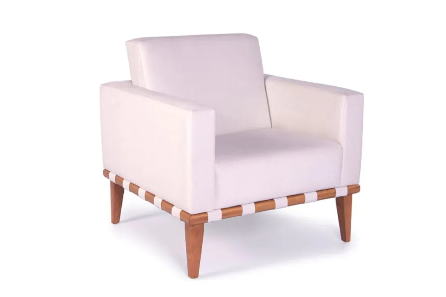 Poltrona Quadrada Vereda com tecido texturizado Off White, braços retos, encosto inclinado e base em madeira de eucalipto tingida Carvalho.
