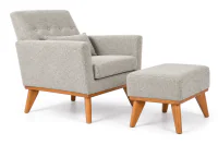 Conjunto Poltrona Ravena com Puff Ravena em tecido texturizado Cinza Claro, encosto inclinado com botões, almofada de apoio lombar e pés de madeira Carvalho.