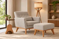 Poltrona Ravena com puff em tecido texturizado Cinza Claro, base e pés inclinados em madeira Carvalho, ambientada em sala de estar contemporânea com luminária de piso, mesa lateral de madeira e decoração em tons neutros.