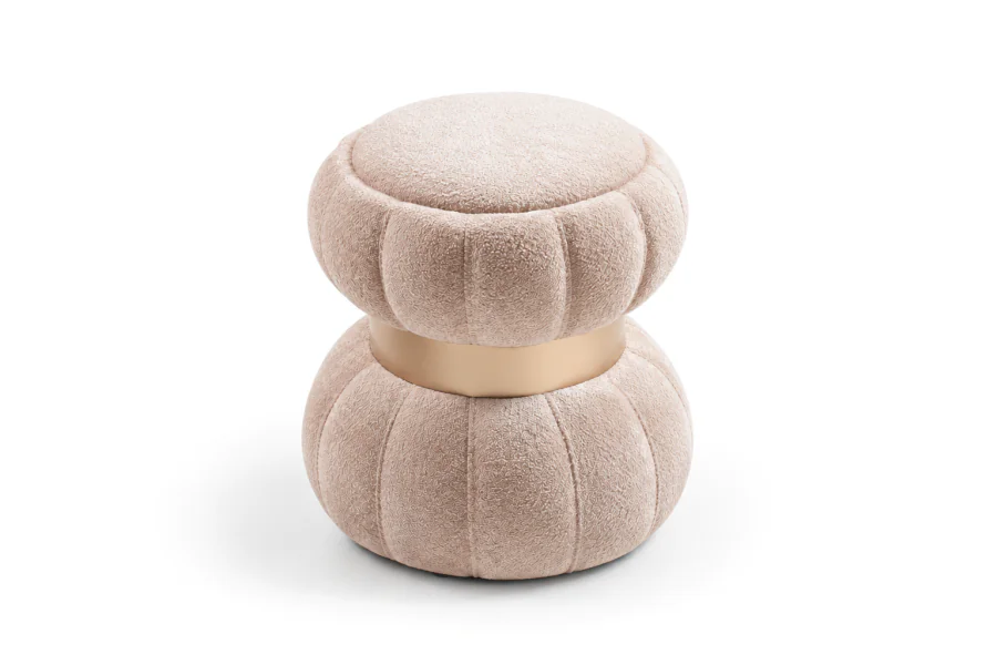 Puff Domo estofado em bouclé Bege Rosado, com design escultural, gomos marcados e detalhe central em acabamento Ouro Velho.