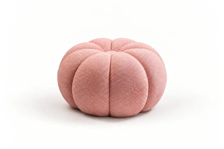 Puff Mavi rosa blush em formato arredondado com gomos marcados, revestido em tecido bouclé de trama baixa.