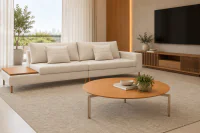 Sofá Angel com mesa lateral de madeira integrada à esquerda, revestido em tecido tramado Off White, com almofadas e pés de madeira Mel, ambientado em sala de estar contemporânea com mesa de centro redonda, tapete bege texturizado e rack ripado de madeira.