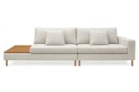 Sofá Angel com Mesa Lateral de Madeira em vista frontal, revestido em tecido tramado Off White, com assentos amplos, encostos e almofadas decorativas, pés de madeira com acabamento Mel e mesa lateral integrada à esquerda.