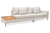 Sofá Angel com Mesa Lateral de Madeira em vista diagonal, revestido em tecido tramado Off White, com duas almofadas decorativas, pés de madeira com acabamento Mel e mesa lateral integrada em tonalidade amadeirada clara.