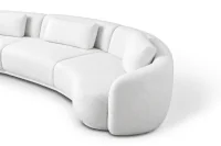 Detalhe do Sofá Curvo Mury em Bouclê Branco, destacando o braço arredondado, assento amplo, almofadas soltas e textura do tecido em design orgânico contemporâneo.