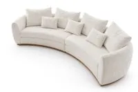 Sofá Curvo Ondara em Bouclé Off White, visto em perspectiva diagonal, com formato arqueado, braços arredondados, almofadas soltas e requadro em madeira Natural Claro.