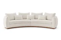 Sofá Curvo Ondara em tecido Bouclé Off White, com design orgânico, braços arredondados, assento bipartido, almofadas soltas e base de madeira Natural Claro.