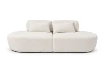 Sofá Curvo Orgânico Galena com dois assentos em formato de meia-lua, revestimento em tecido bouclé off white, encostos e almofadas soltas, em fundo branco.