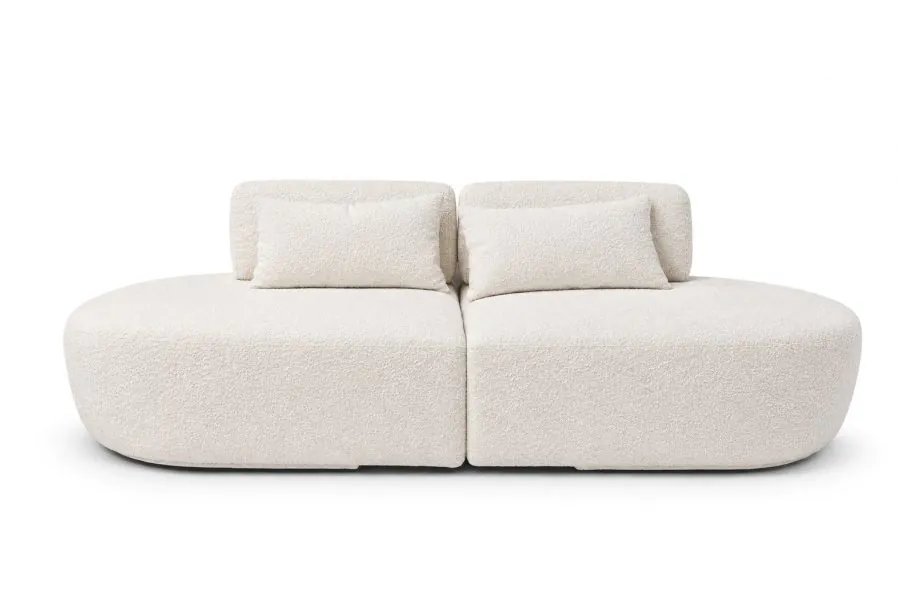 Sofá Curvo Orgânico Galena Sofá Curvo Orgânico Galena com dois assentos em formato de meia-lua, revestimento em tecido bouclé off white, encostos e almofadas soltas, em fundo branco.