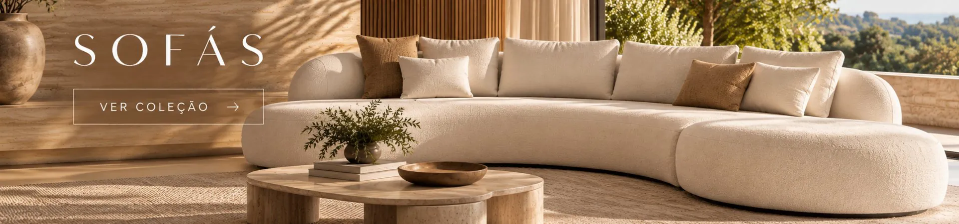Sofá Curvo Orgânico Ardena em bouclé Off White ambientado em living com vista para jardim e mesas de centro em madeira